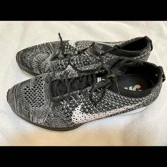 Nike Flyknit Racer Oreo - Picture 3 of 6